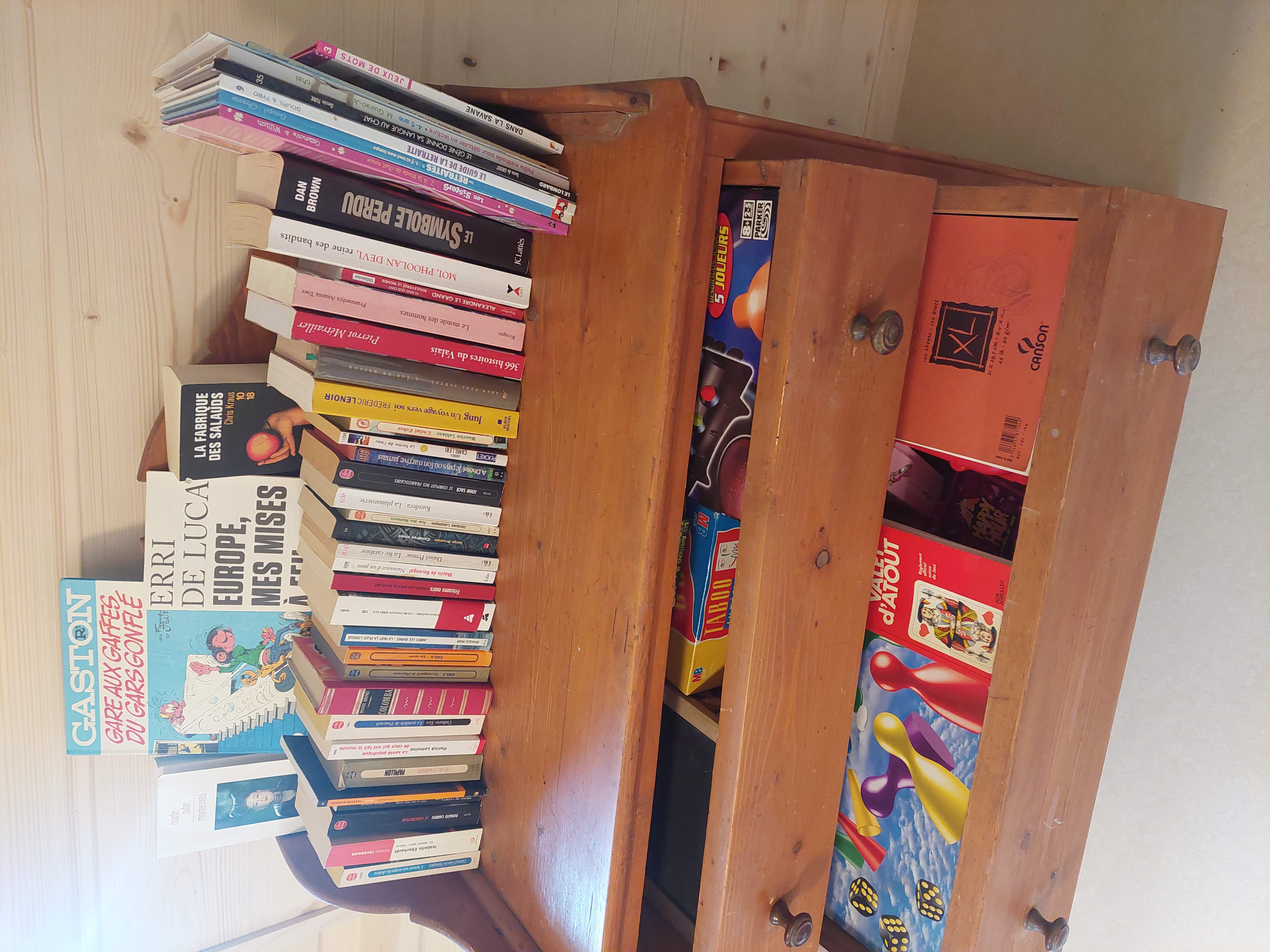 Petite bibliothèque et jeux de société pour petits et grands