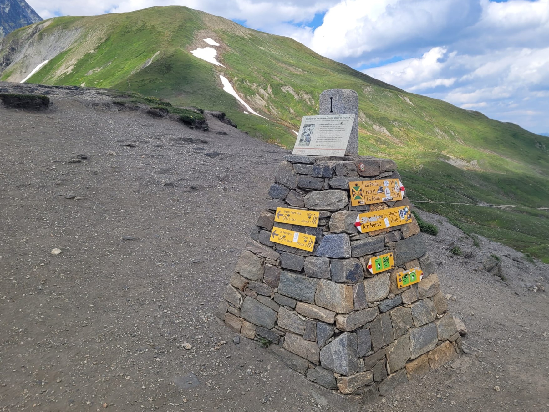 Au Grand Col de Ferret, point culminant des épreuves de l'UMTB et du Tour du Mont Blanc