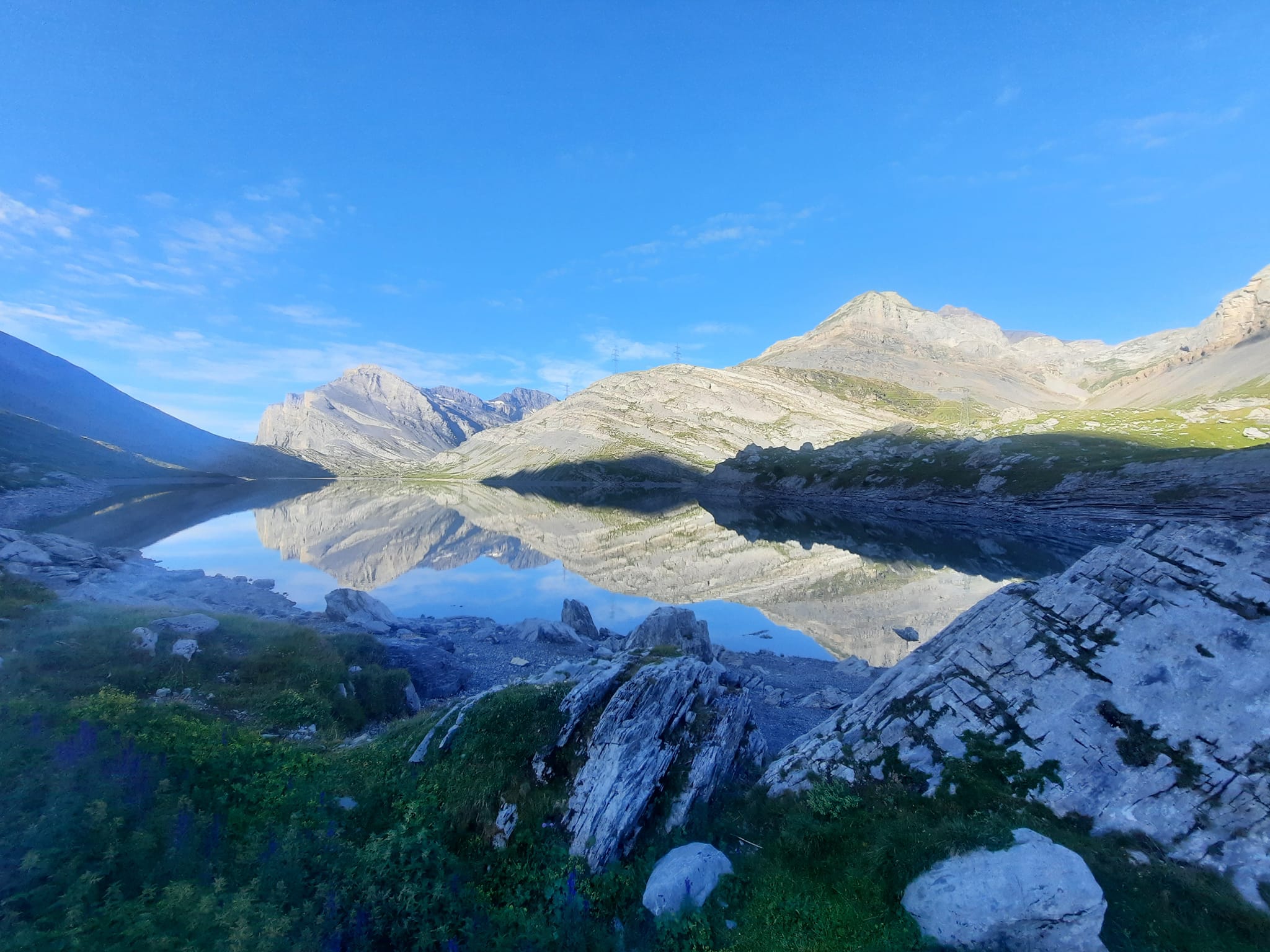 Bel endroit pour du yoga non? Au Daubensee (Gemmi)